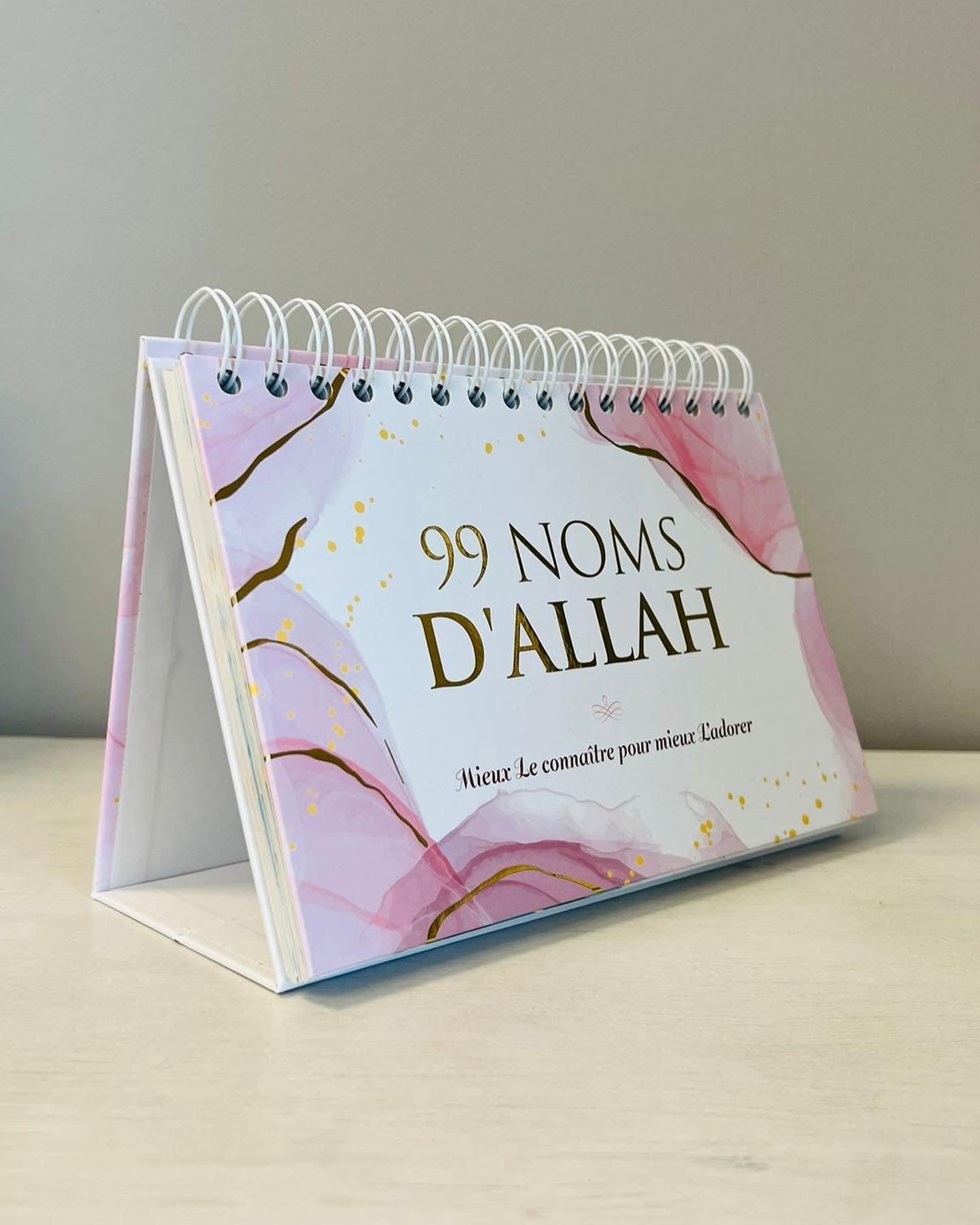 99 noms d'Allah - Mieux Le connaître pour mieux L'adorer - Calendrier chevalet Al-Hadîth Calendriers, organiseurs et agendas Blanc/Rose 9782875452481 Librairie Musulmane Al-imen