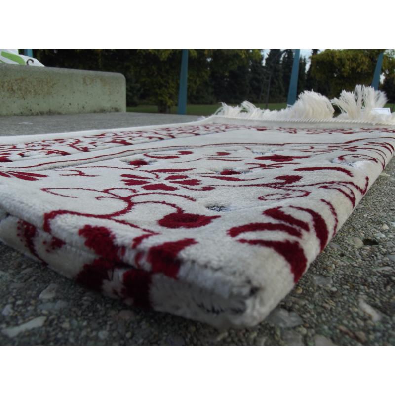 tapis-de-priere-en-velours-motifs-jardin-fond-sable-couleur-rouge